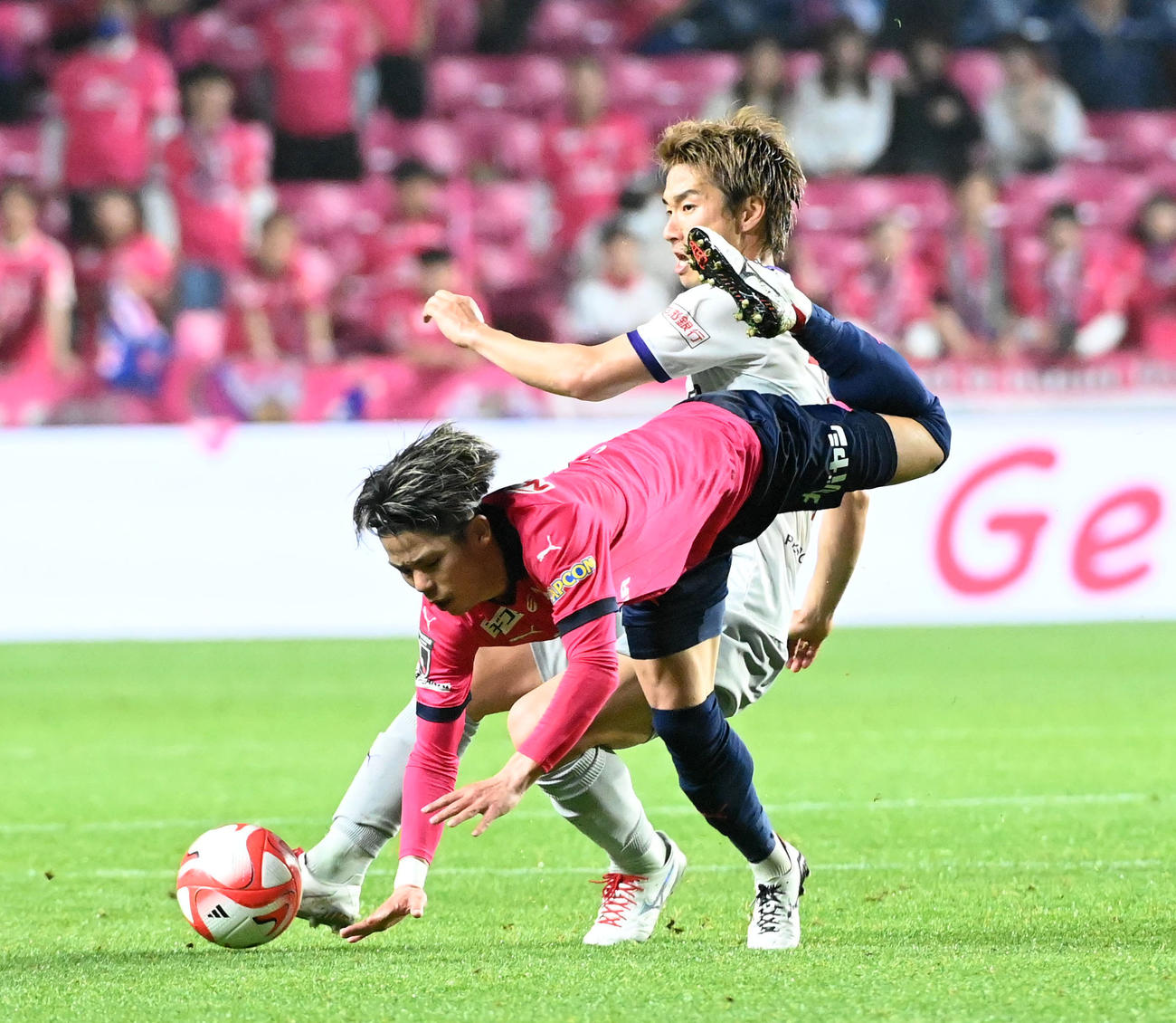 C大阪対京都　前半、激しき競り合うC大阪上門（手前）と京都三沢（撮影・前岡正明）