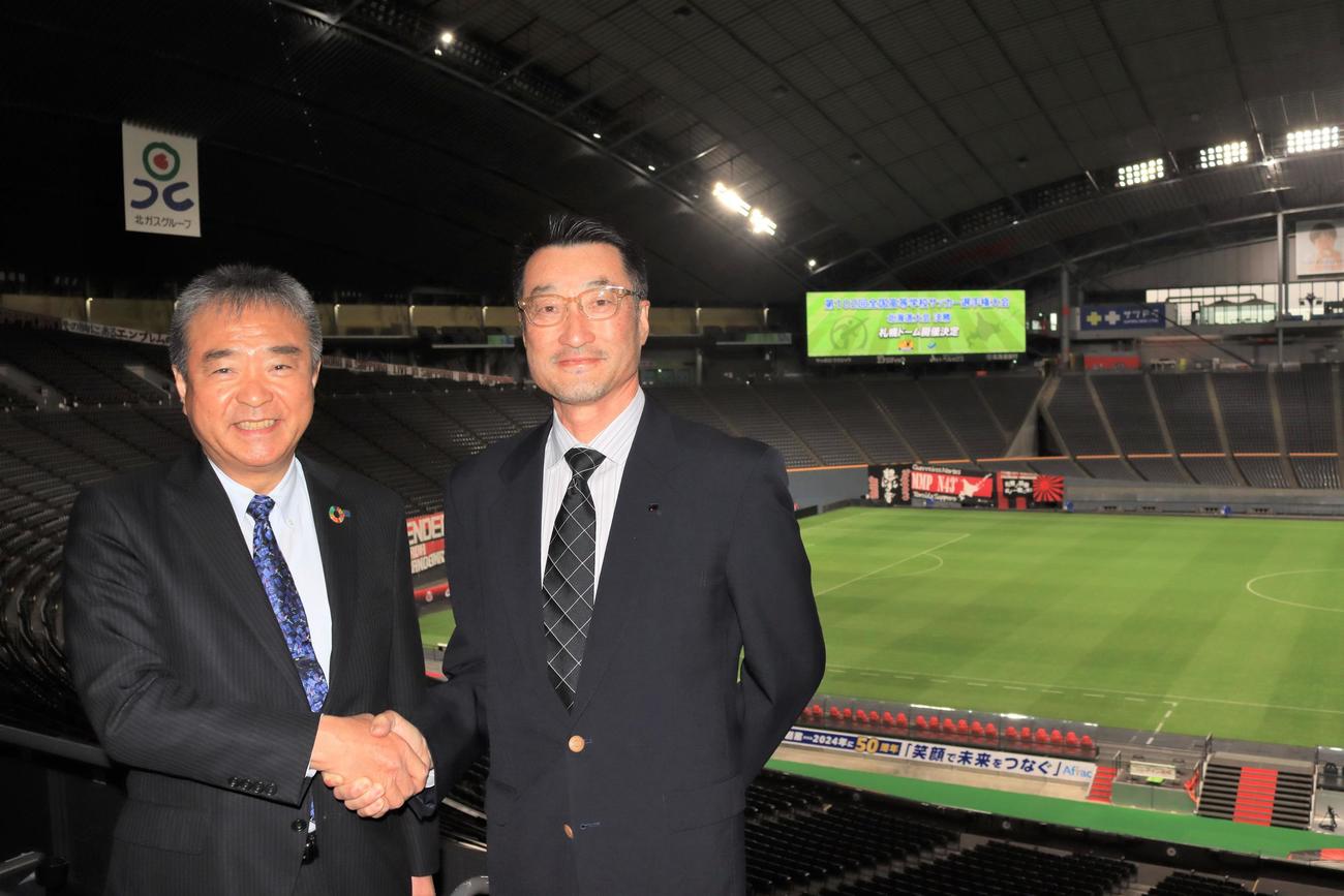 会見を行った札幌ドーム山川社長（左）と北海道サッカー協会の越山会長（撮影・保坂果那）