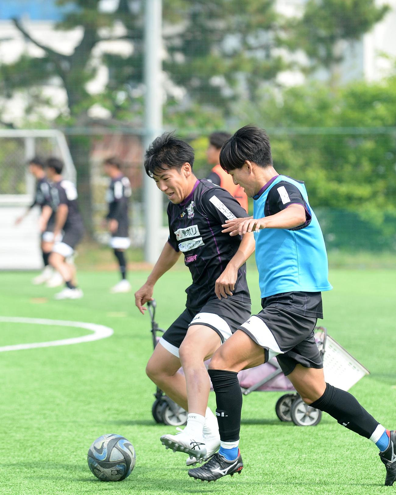 実戦メニューでボールをキープする藤枝杉田（左）