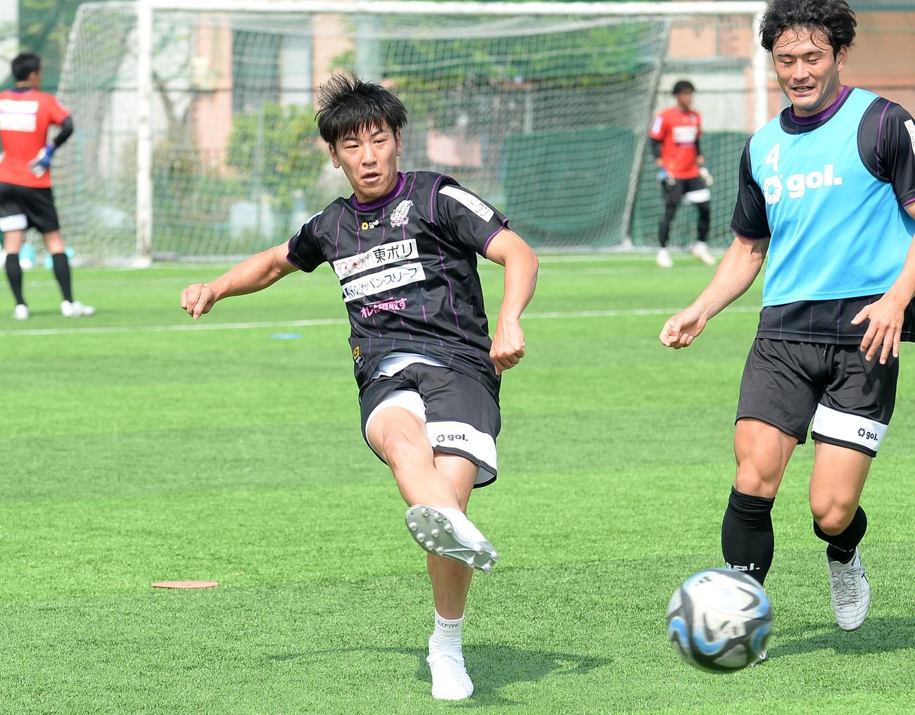 次戦での今季初ゴールを誓った藤枝杉田（左）