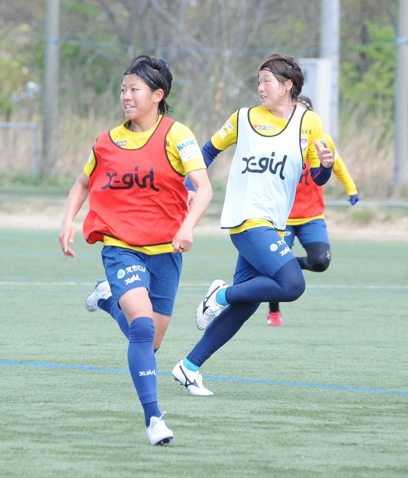 19日の紅白戦でスペースに走り込む石淵（左）