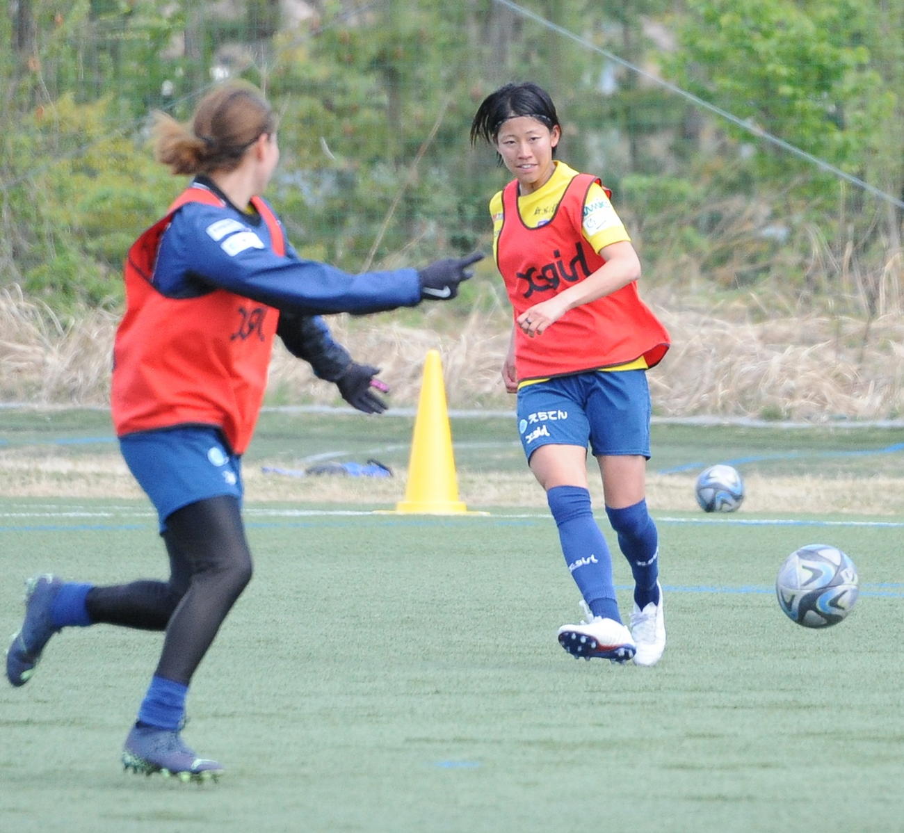 19日の紅白戦でスペースに走り込む味方にパスを出す石淵（右）