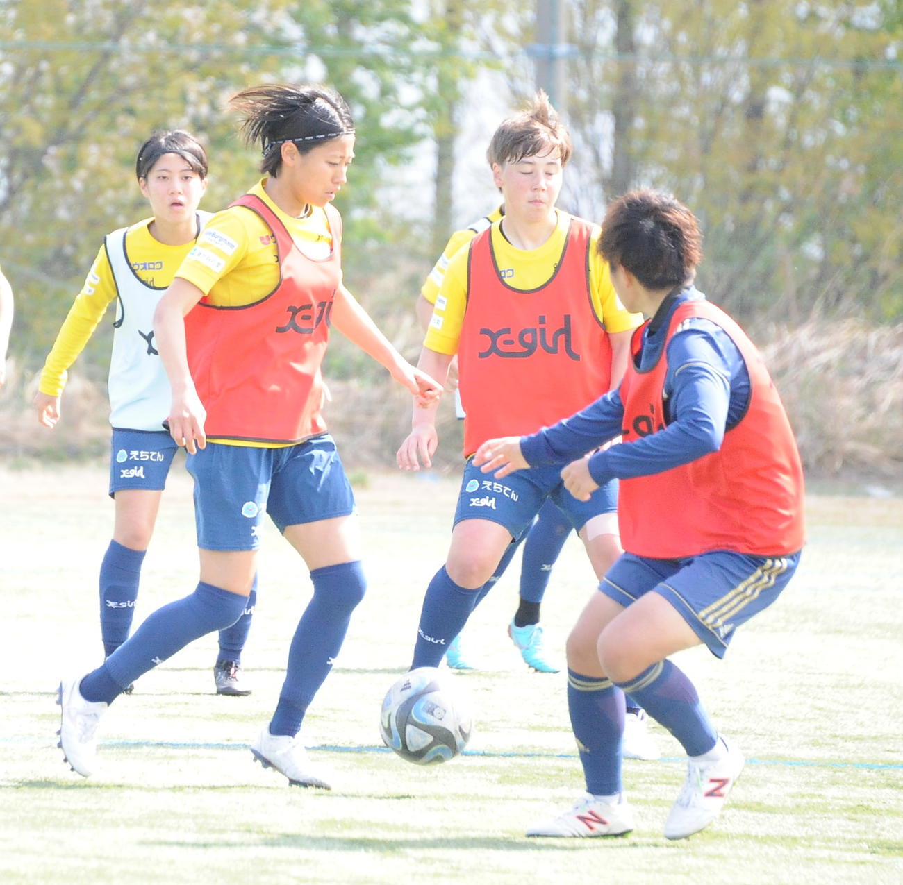 19日の練習でボールキープする石淵（左から2人目）