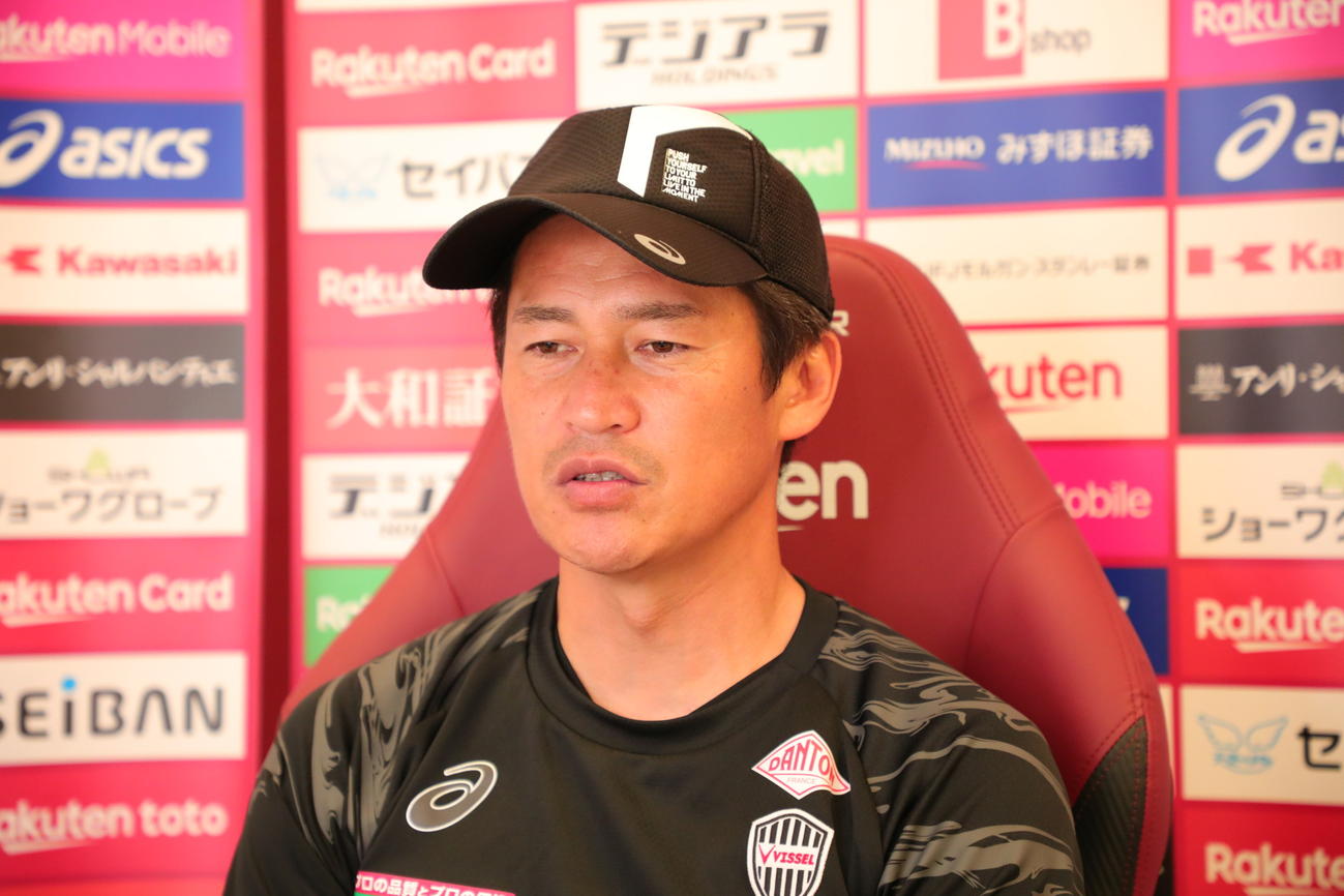 取材に応じる神戸吉田監督（C）VISSEL KOBE