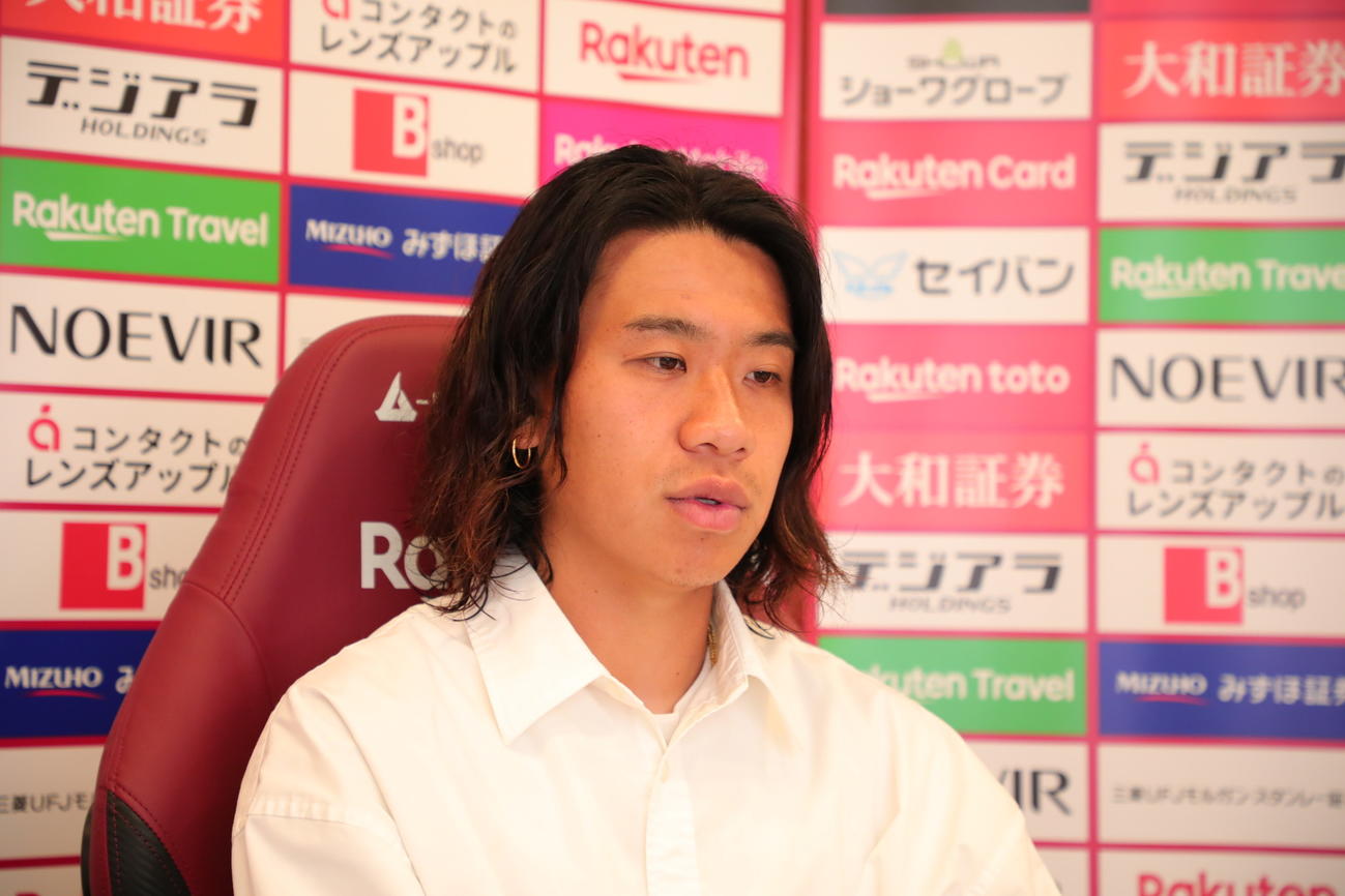 取材に応じる神戸初瀬（C）VISSEL KOBE