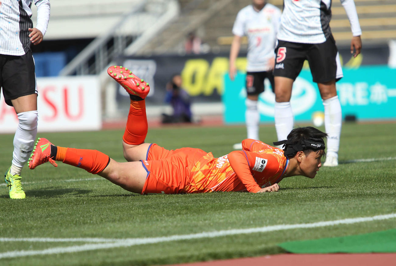 0－2の後半18分、FKに飛び込みながら道上が頭であわせ、1－2