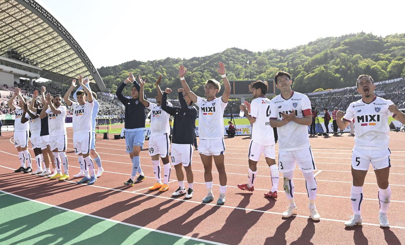 広島に勝利し、喜ぶFC東京イレブン（共同）