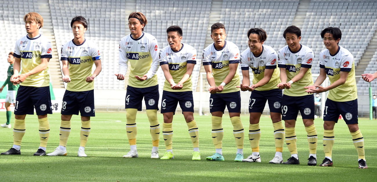 前半、先制しゆりかごダンスを披露する山形の選手たち