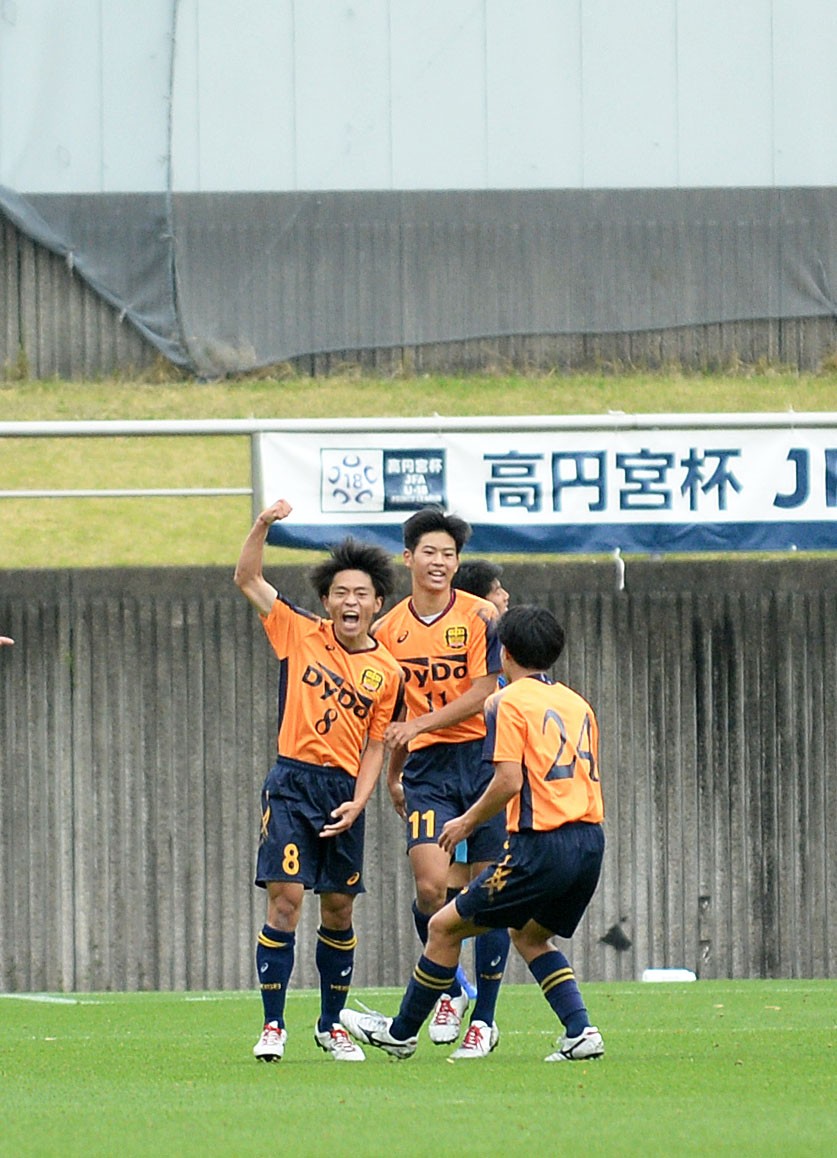 同点ゴールを決めて雄たけびを上げる藤枝明誠MF矢頭（左端）。中央は先制点を決めたFW遠野