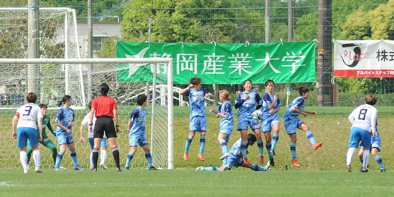 後半38分、相手FKからゴールを守る静岡SSUボニータの選手ら