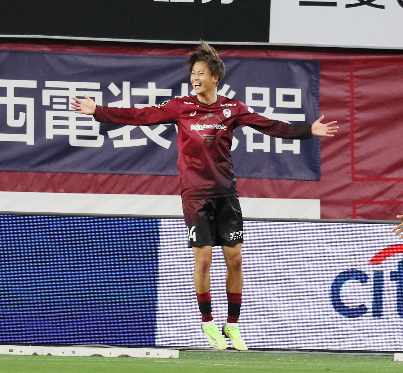 神戸対横浜　前半、神戸汰木がゴールを決め笑顔でジャンプ（撮影・加藤哉）