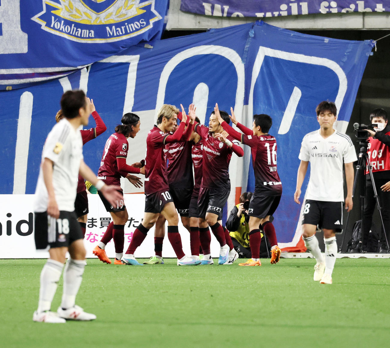 神戸対横浜　前半、神戸大迫（中央左）はヘディングゴールを決めイレブンとハイタッチする（撮影・加藤哉）