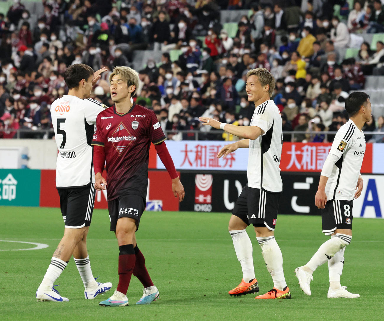神戸対横浜　神戸に勝利し喜ぶ横浜イレブンとガックリの大迫（左から2人目）（撮影・加藤哉）