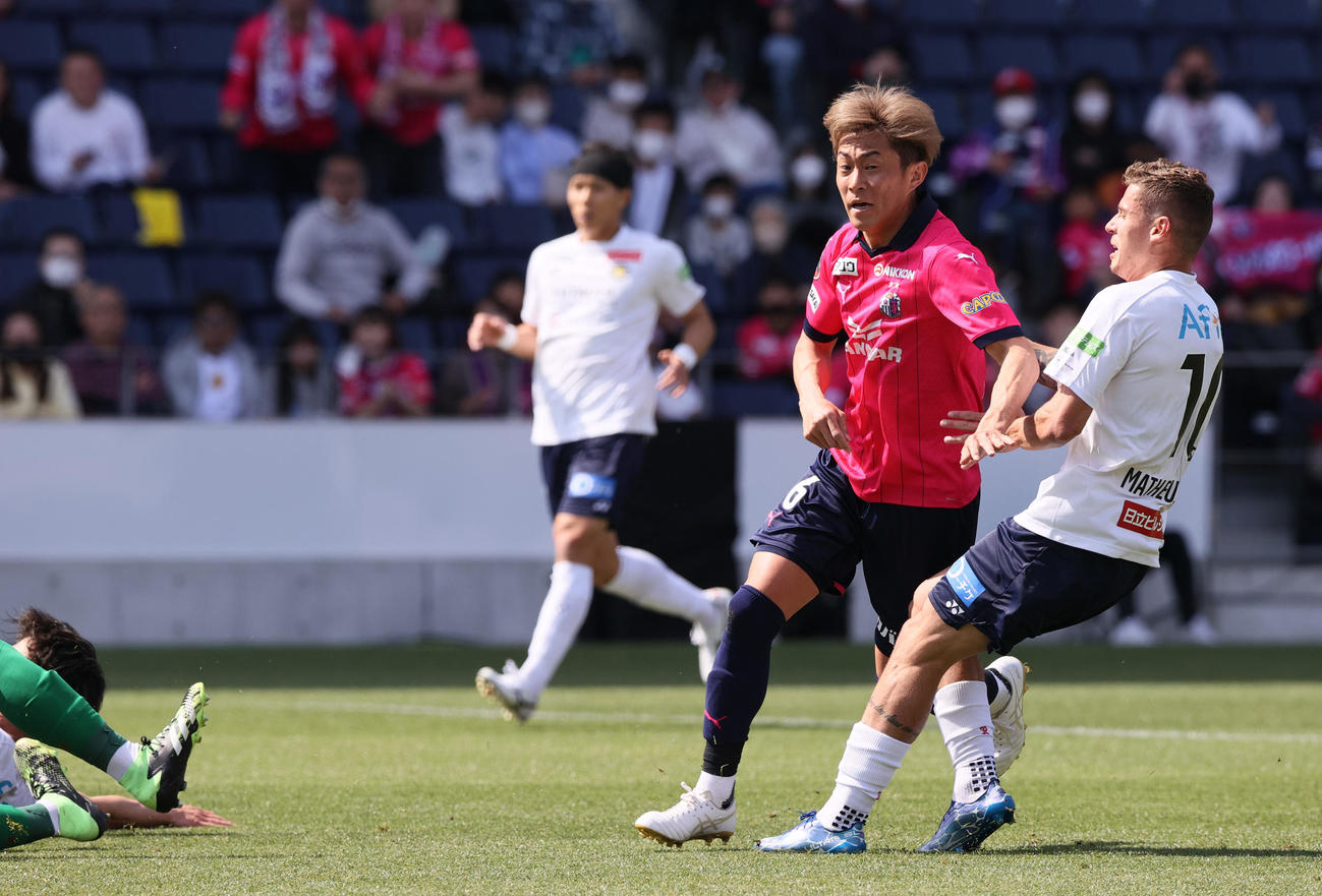 C大阪対柏　前半、C大阪毎熊（右から2人目）は先制ゴールを決める（撮影・上山淳一）