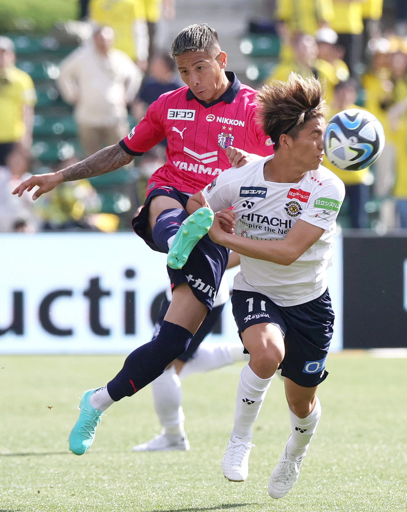 C大阪対柏　後半、C大阪松田（左）は柏山田とボールを奪い合う（撮影・上山淳一）