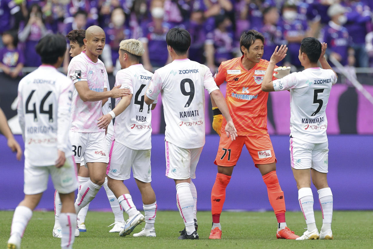 京都に勝利し喜ぶ鳥栖イレブン（共同）
