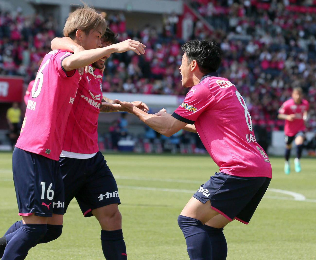 C大阪対柏　前半、C大阪香川（右）は先制ゴールを決めたC大阪毎熊（左）を祝福する（撮影・上山淳一）