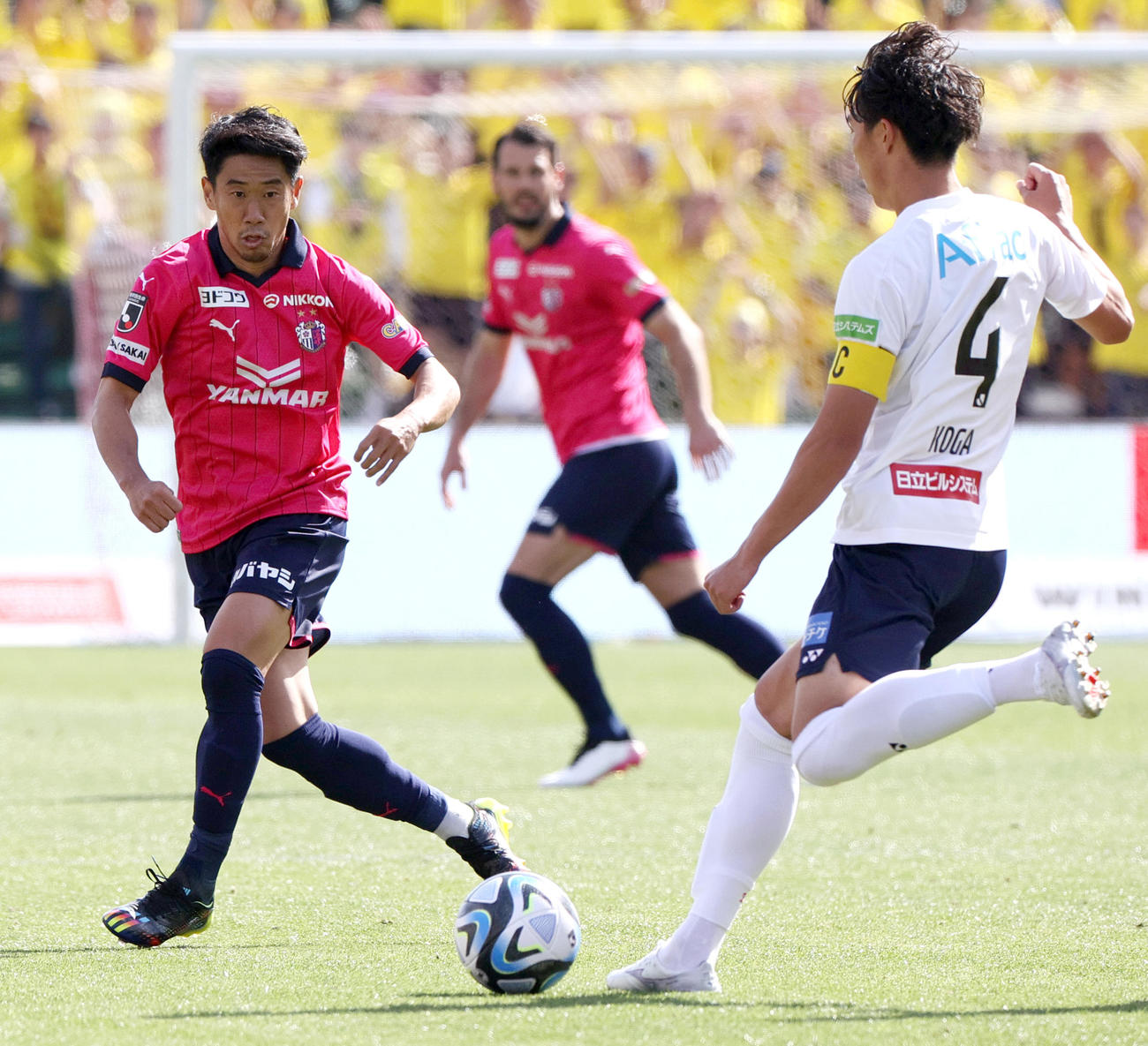C大阪対柏　後半、柏古賀（右）のドリブルに詰めるC大阪香川（撮影・上山淳一）