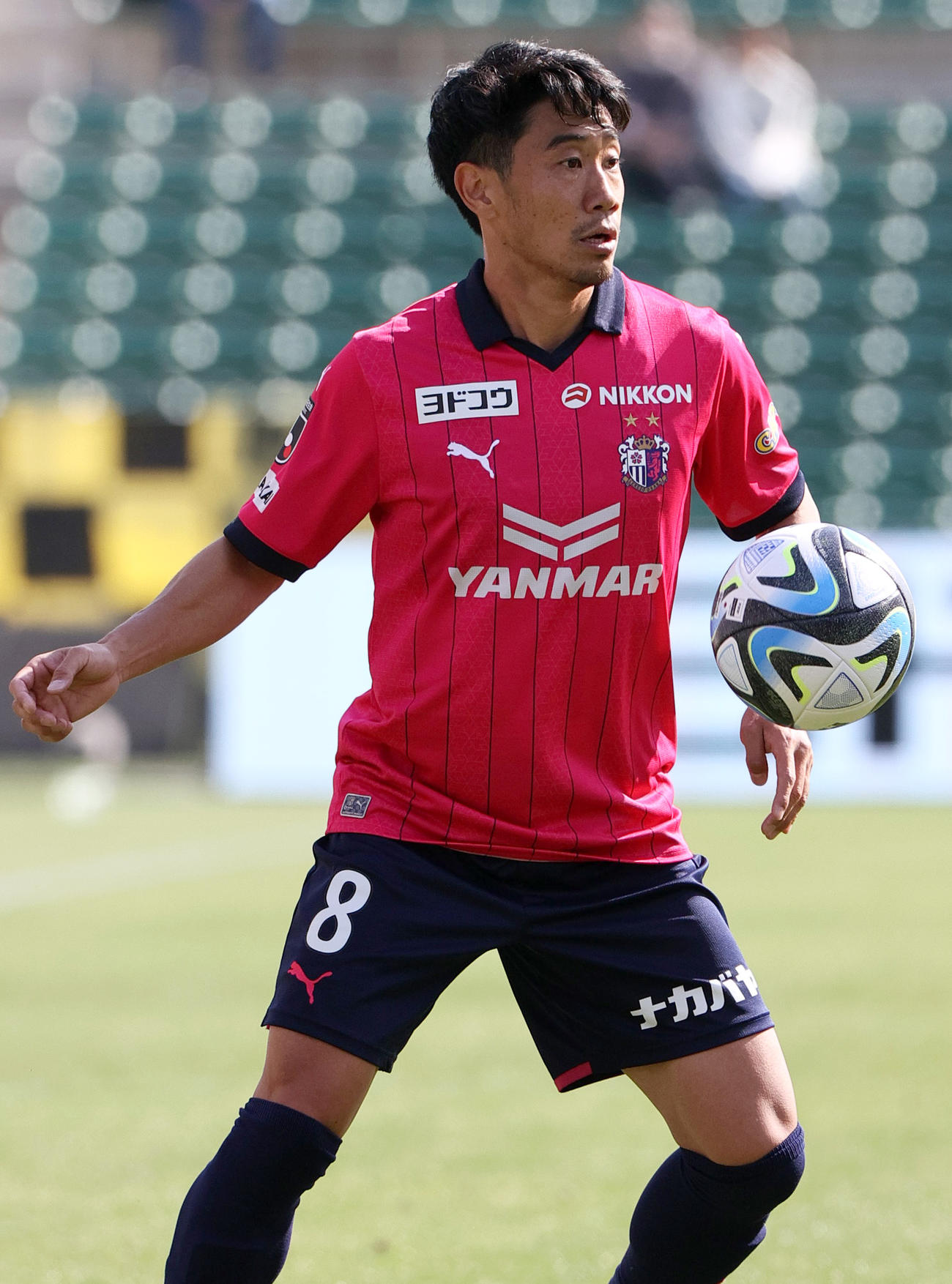 C大阪対柏　後半、ボールをキープするC大阪香川（撮影・上山淳一）