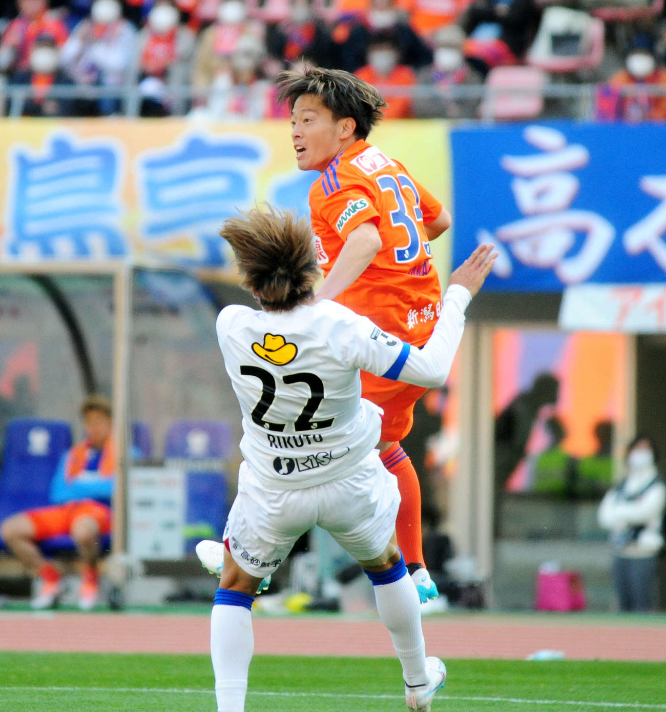 ヘディングで競る高木