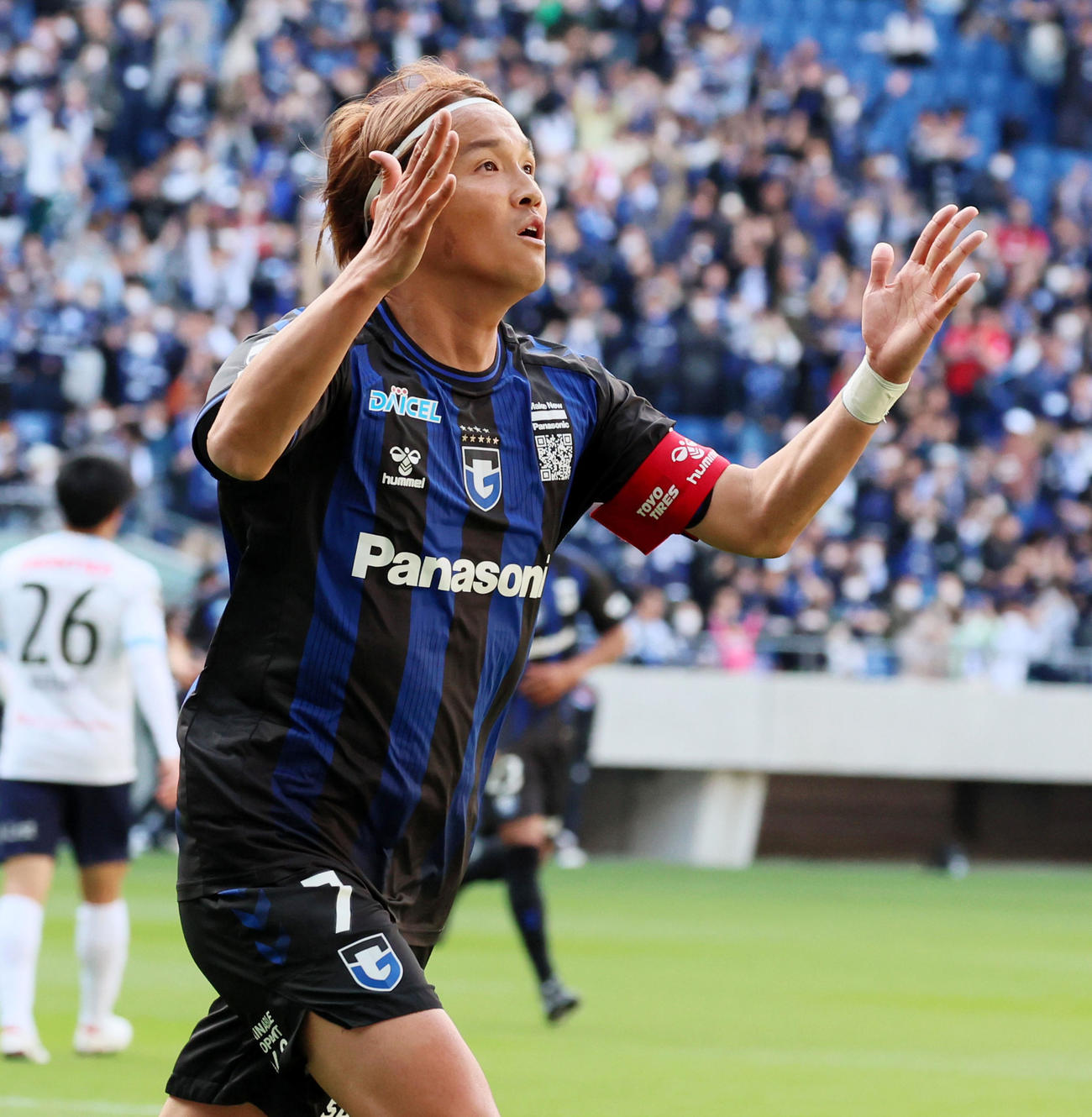G大阪対横浜FC前半、G大阪の宇佐美は正面からパスに合わせゴールを放ちスタンドに向かってポーズを決める（撮影・加藤哉）