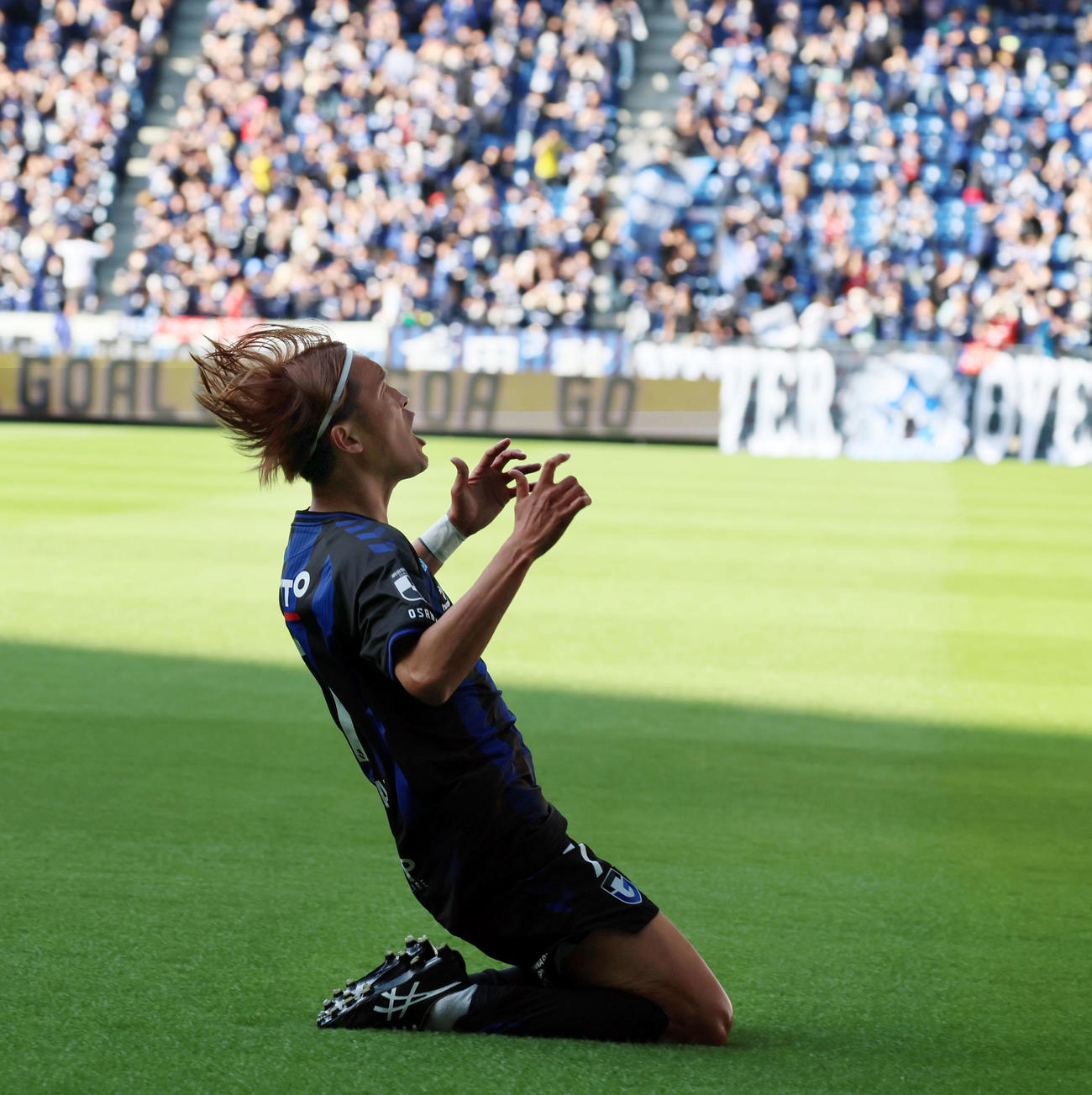 G大阪対横浜FC前半、G大阪の宇佐美は正面からパスに合わせゴールを放ちスタンドに向かってポーズを決める（撮影・加藤哉）