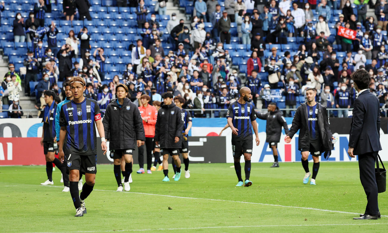 G大阪対横浜FC　横浜FCと引き分けスタンドへあいさつに向かうG大阪イレブン（撮影・加藤哉）