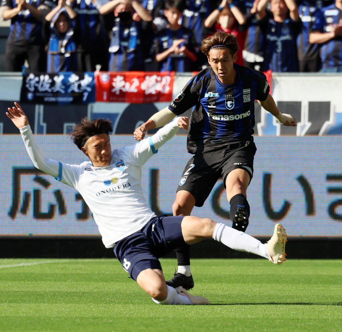 G大阪対横浜FC　前半、前線へ縦パスを蹴るG大阪の福岡（撮影・加藤哉）