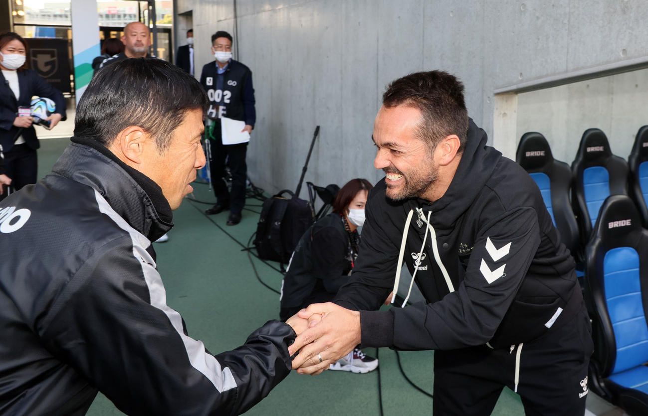 G大阪対横浜FC　試合前横浜FCの四方田監督（左）と握手するG大阪のG大阪のポヤトス監督（撮影・加藤哉）