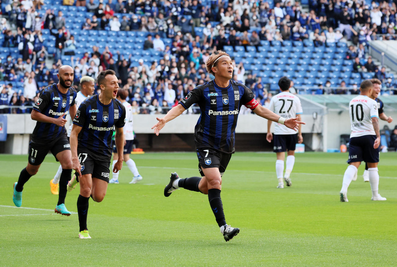 G大阪対横浜FC　前半、G大阪の宇佐美は先制ゴールを放つ（撮影・加藤哉）
