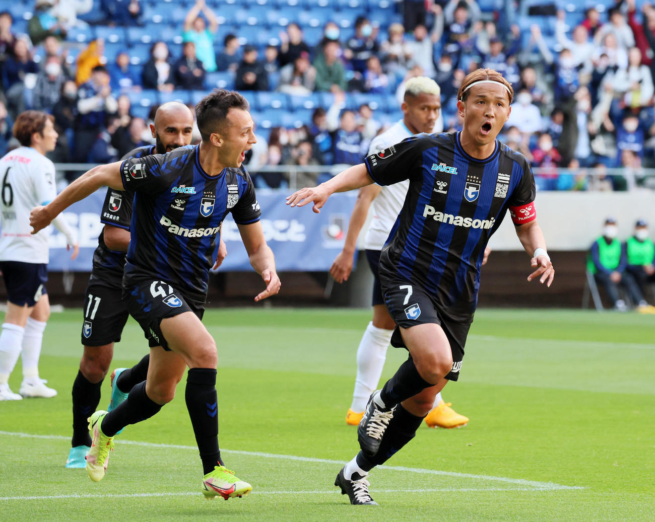 G大阪対横浜FC　前半、G大阪の宇佐美は先制ゴールを放つ（撮影・加藤哉）