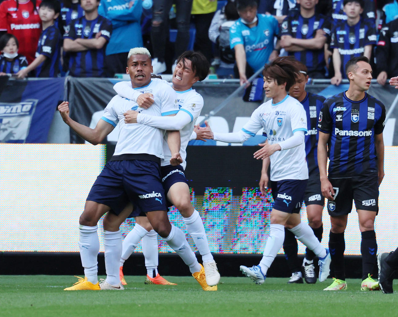 G大阪対横浜FC　前半、横浜FCのンドカはゴールを決めイレブンに抱きつかれながらガッツポーズを見せる（撮影・加藤哉）