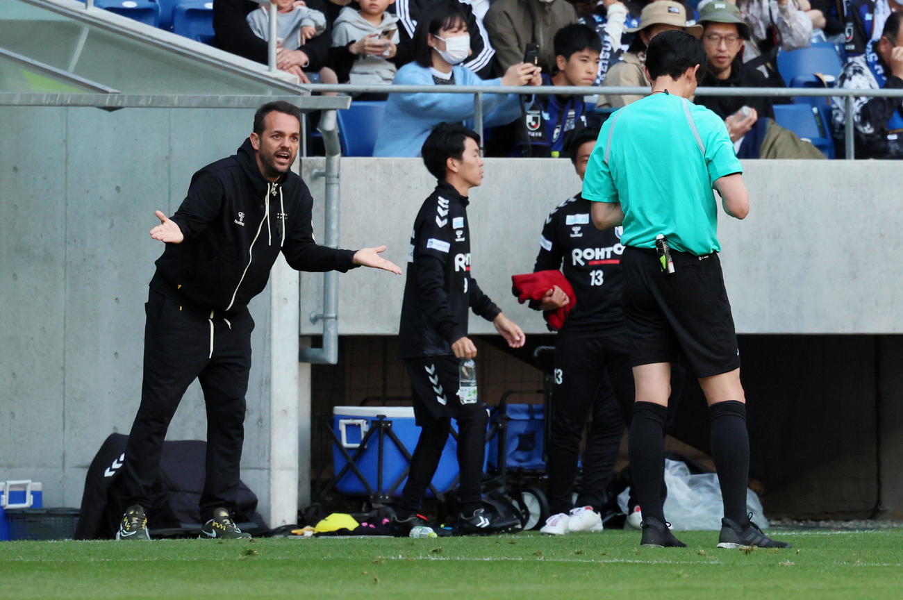 G大阪対横浜FC　前半、主審の判定に両手を広げるG大阪のポヤトス監督（撮影・加藤哉）