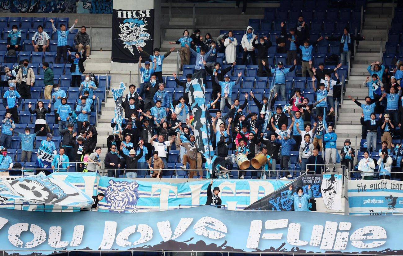 G大阪対横浜FC　声援を送る横浜FCサポーター（撮影・加藤哉）