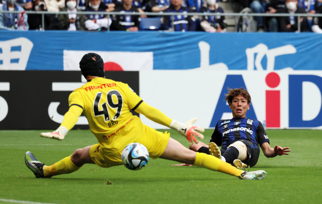 G大阪対横浜FC　後半、G大阪杉山は右からシュートを放つがオフサイド判定で得点ならず。左はGKブローダーセン（撮影・加藤哉）