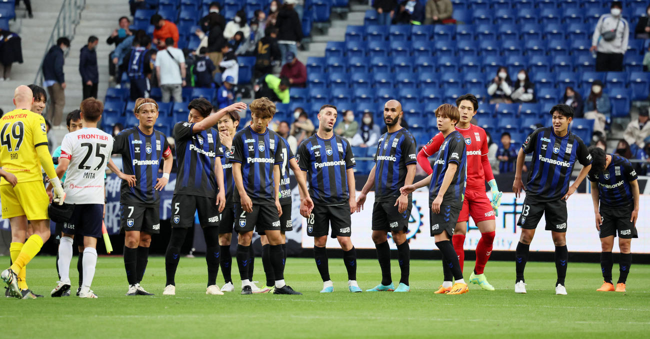 G大阪対横浜FC　横浜FCと引き分けたG大阪イレブン（撮影・加藤哉）