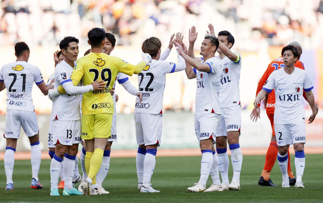 新潟に勝利し、喜ぶ鹿島イレブン（共同）