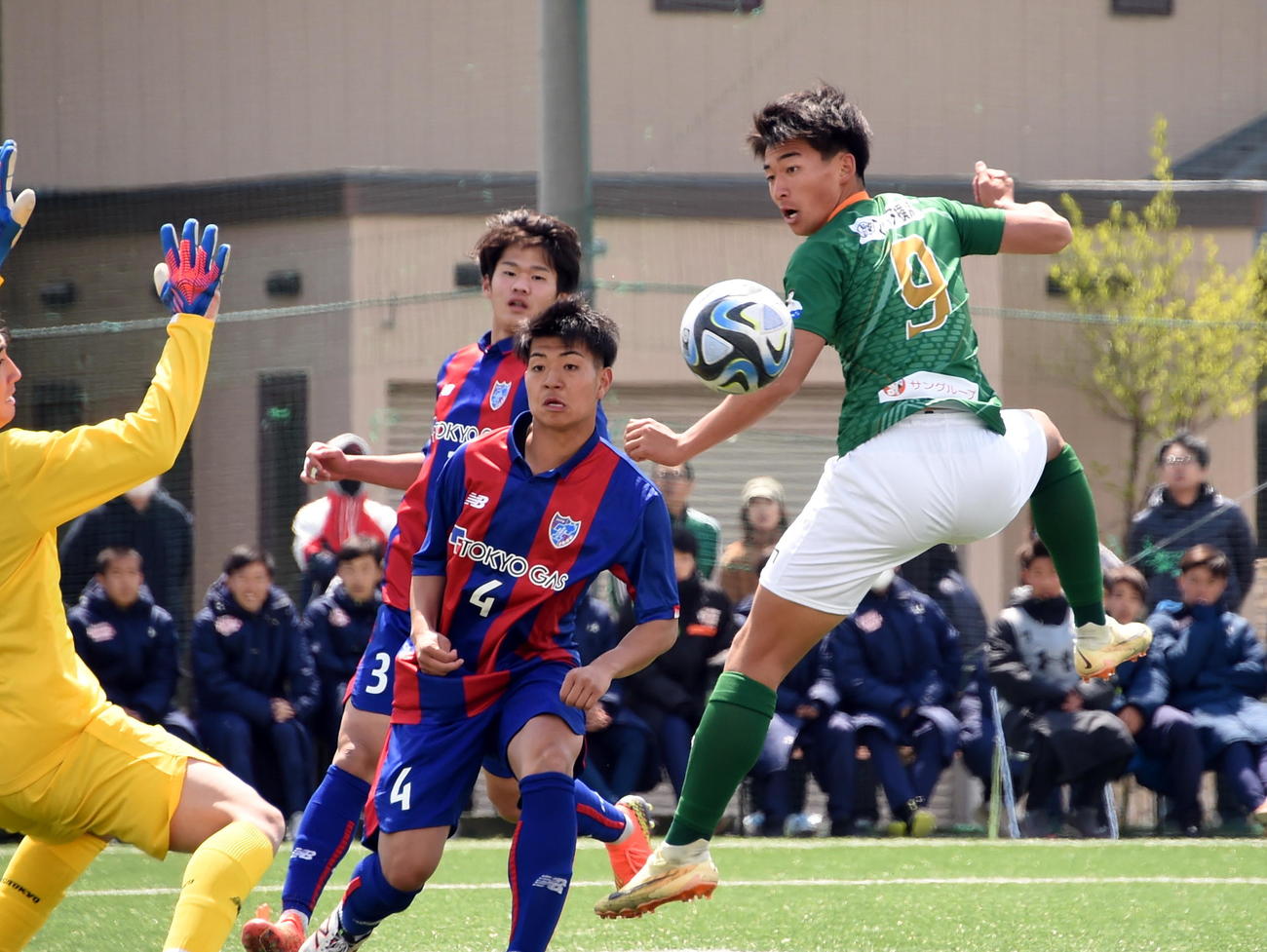 後半、惜しいヘディングを放つ青森山田FW津島（右）（撮影・山田愛斗）