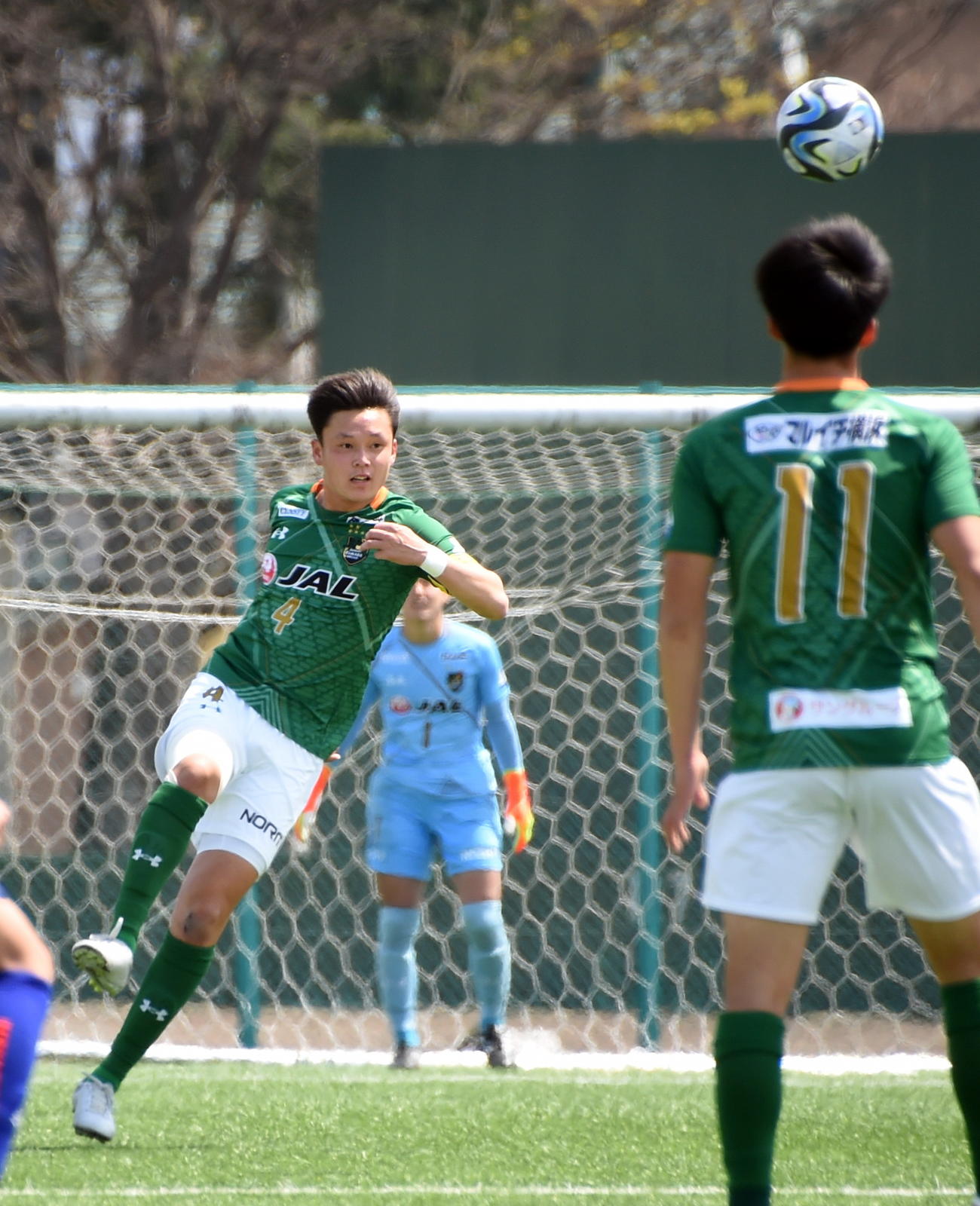 自陣でボールをクリアする青森山田DF山本