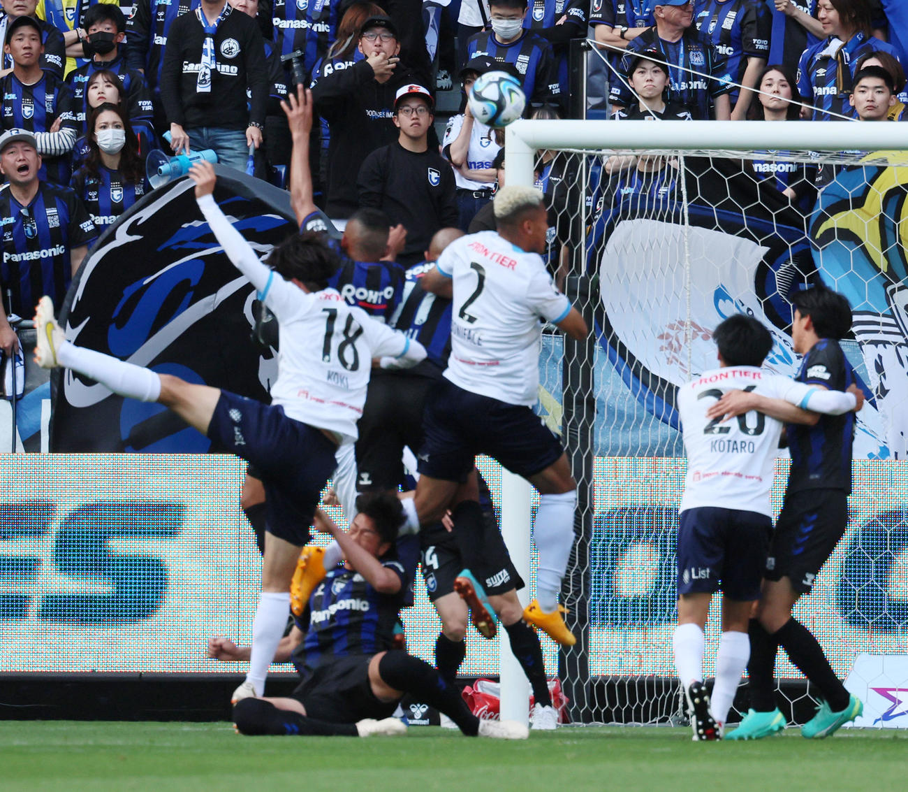 G大阪対横浜FC前半、横浜FCのンドカはCKを頭で合わせてゴールを決める（撮影・加藤哉）