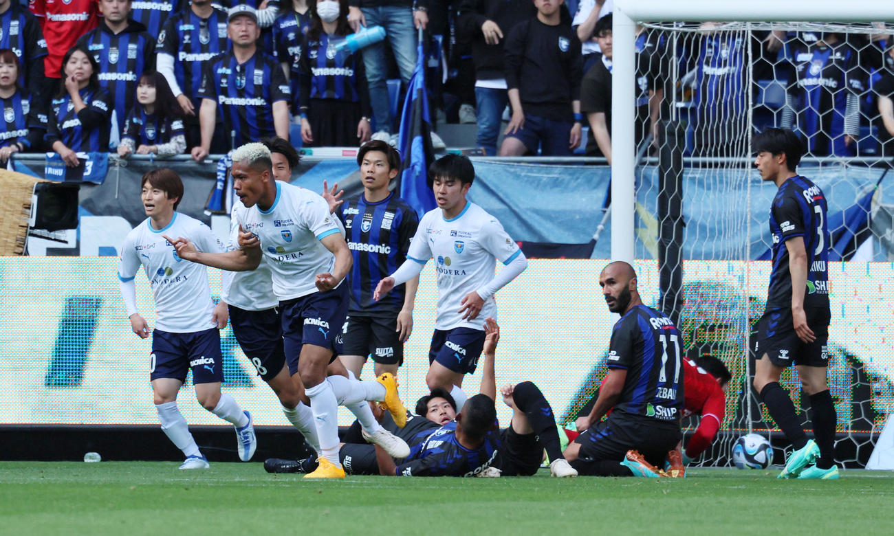 G大阪対横浜FC前半、横浜FCのンドカはCKを頭で合わせてゴールを決める（撮影・加藤哉）