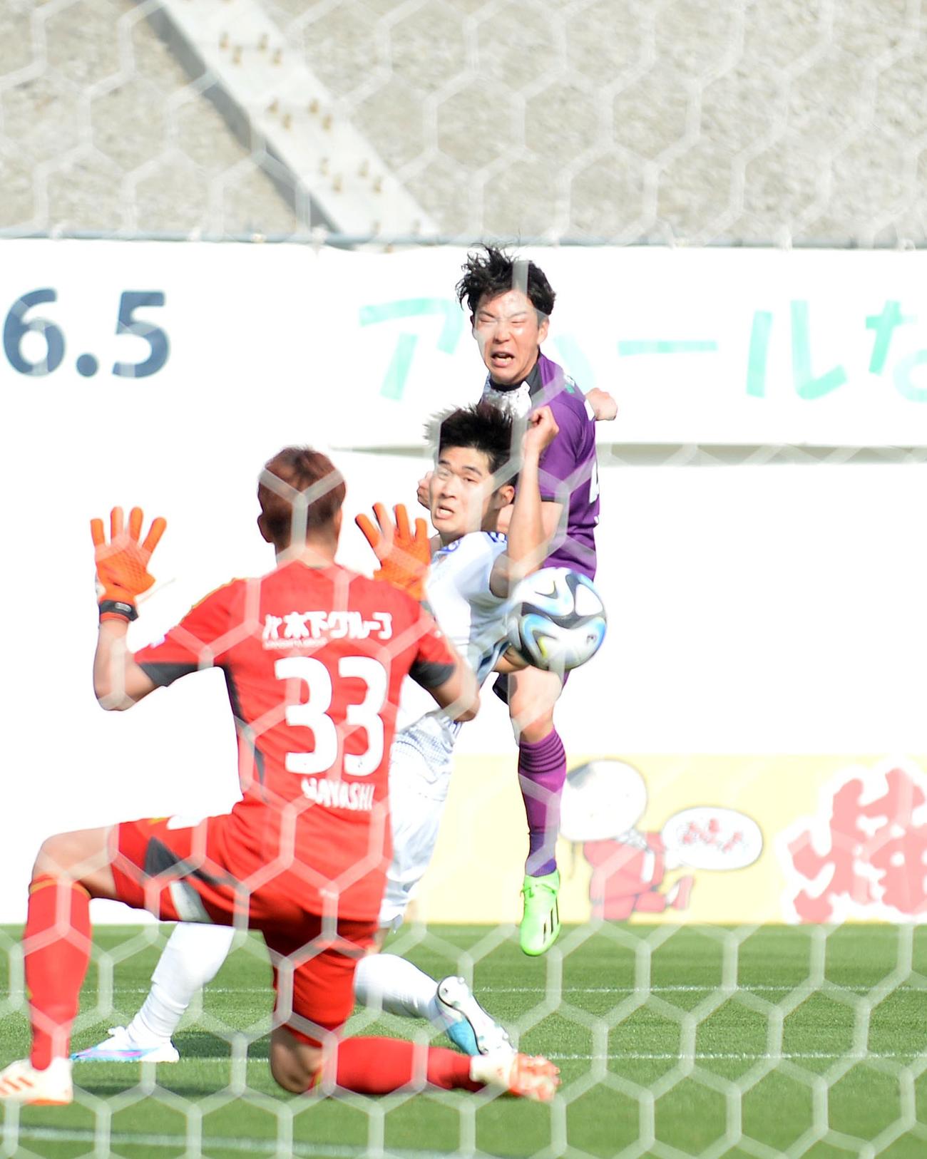 ロスタイムに決勝点を決める藤枝矢村（右）