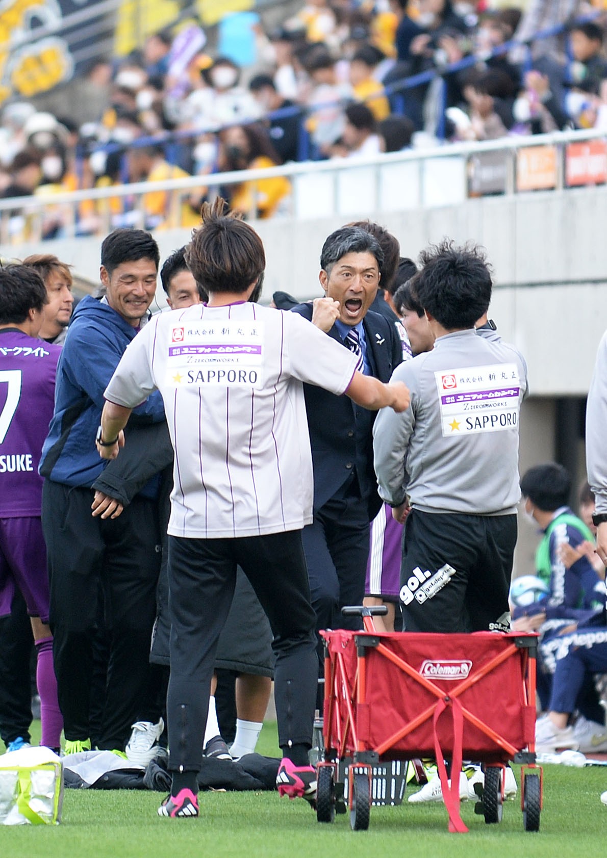 ベンチで歓喜の雄たけびを上げる藤枝の須藤監督（右から2人目）