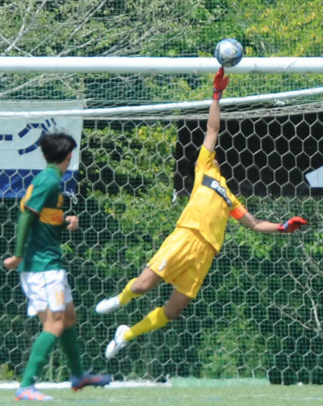 前半、好セーブする静岡学園GK中村（右）　