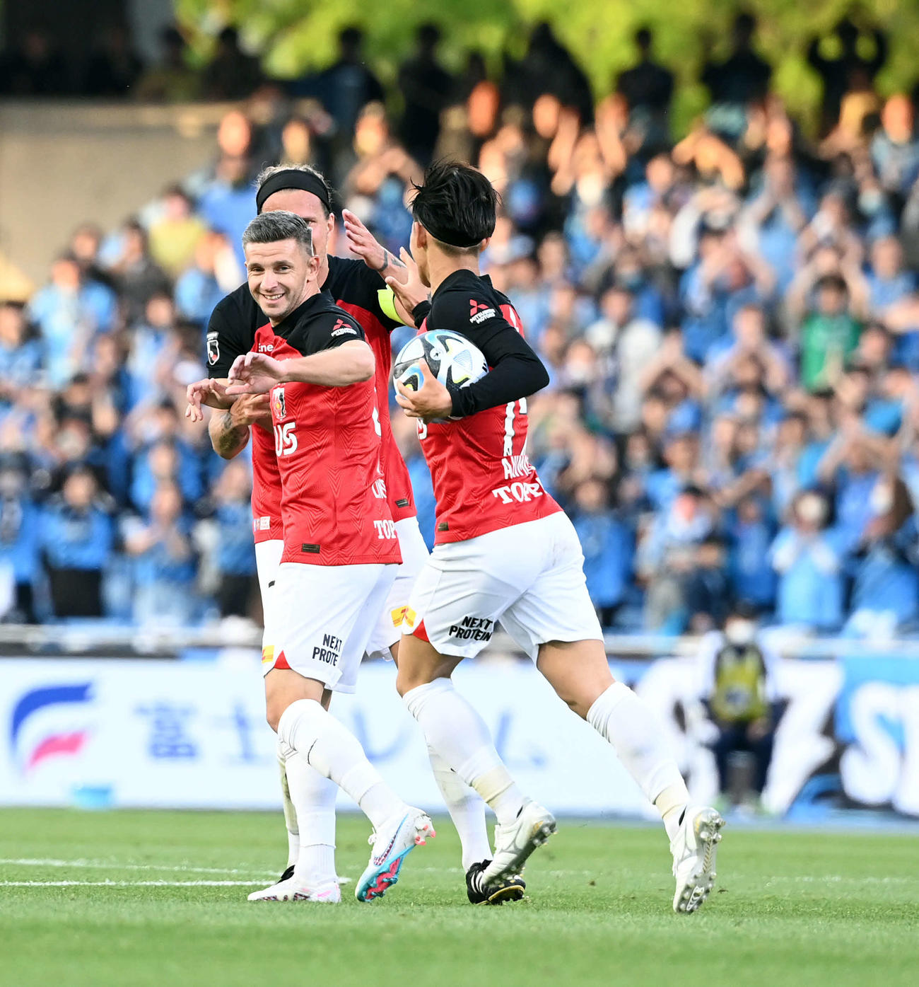 川崎F対浦和　後半、同点ゴールを決め笑顔を見せる浦和リンセン（撮影・たえ見朱実）