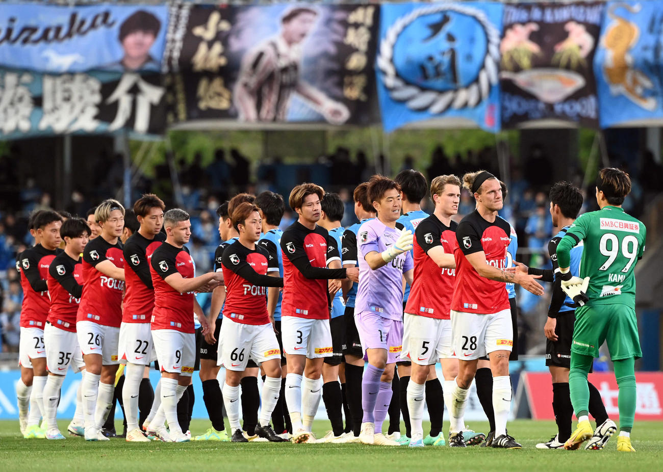 川崎F対浦和　引き分けに終わりタッチを交わす川崎F、浦和の両イレブン（撮影・たえ見朱実）