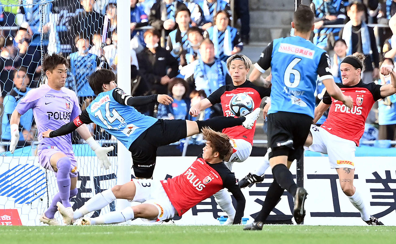 川崎F対浦和　後半、ゴールを決める川崎F脇坂（中央）（撮影・たえ見朱実）