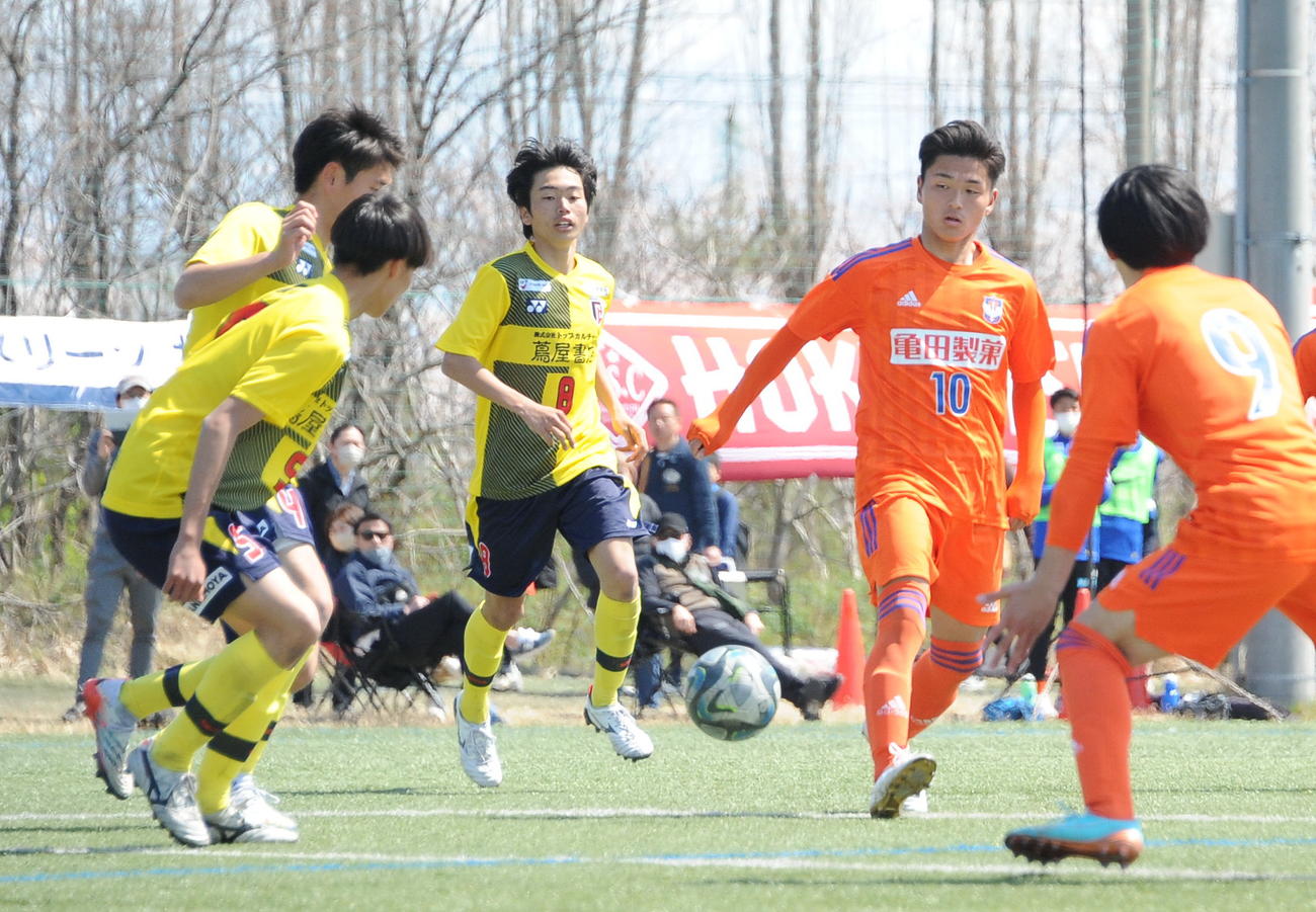 プリンスリーグ北信越1部・今季開幕の北越高戦でパスを通す新潟U－18の石山（右から2人目）（2023年4月2日撮影）