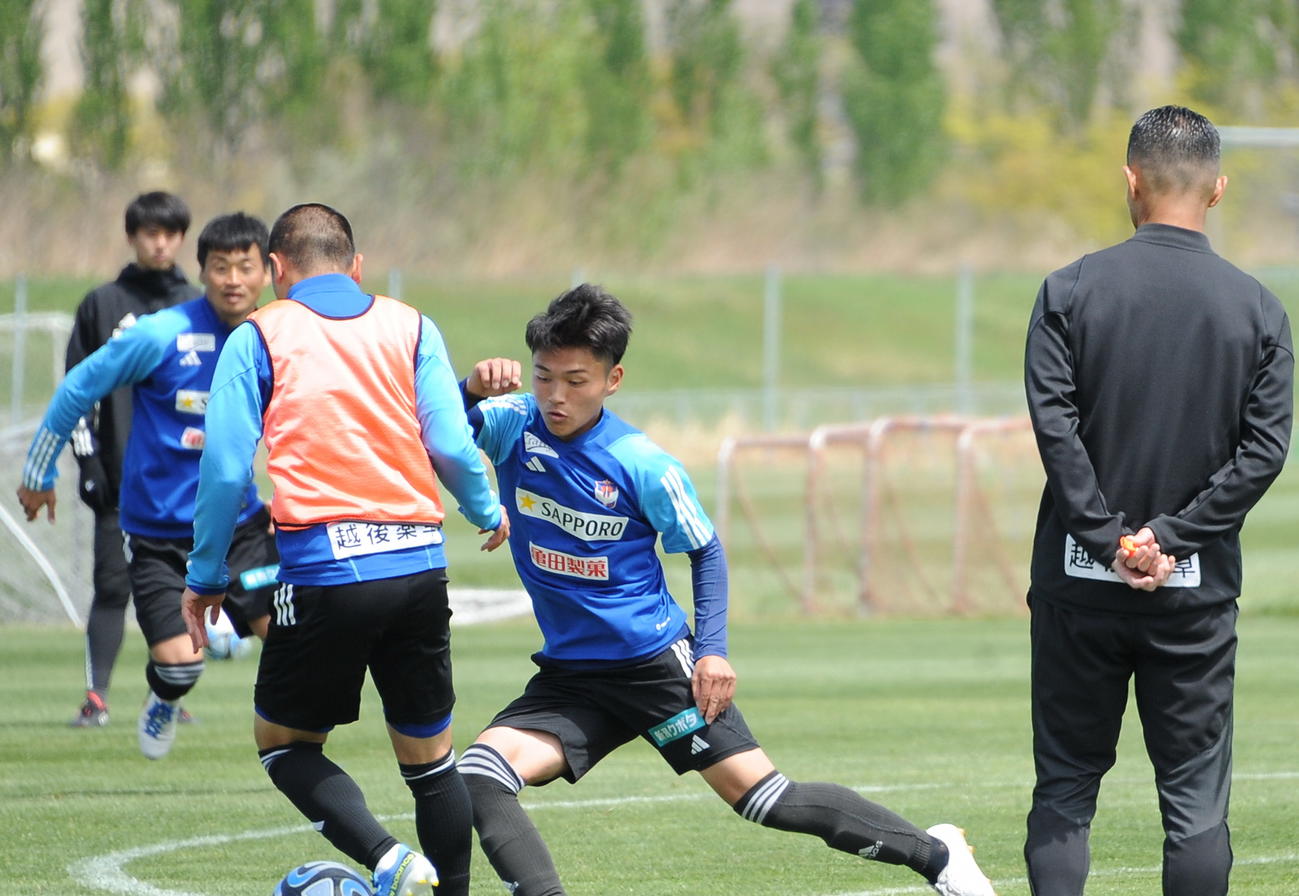 松橋監督（右）が見守る中、トップチームの練習に参加する新潟U－18の石山（中央）