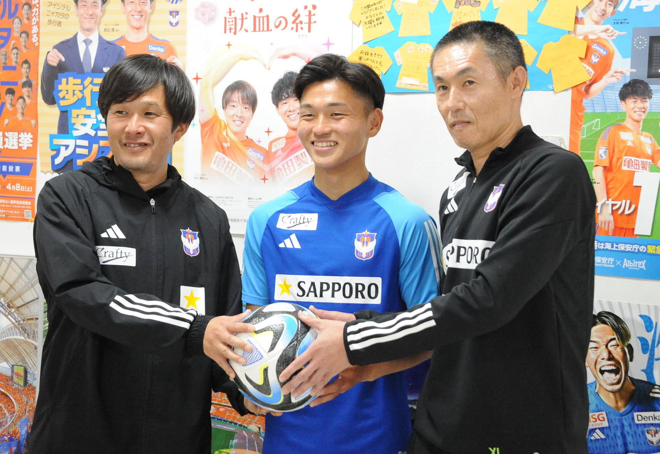 トップチームの練習後、囲み取材に応じた、左から新潟U－18の内田監督、石山、新潟の寺川強化部長